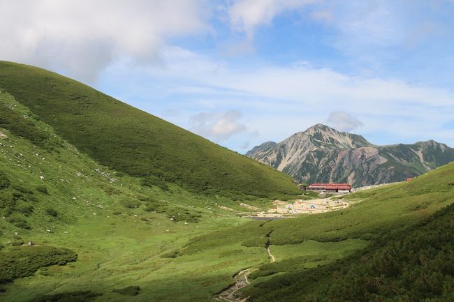 山に興味を感じて登り始めて5年、これまで長くて1泊2日の山旅でしたが、初の山旅3日に行ってきました。<br />昨年から笠ヶ岳に行きたかったのですが、なんとなく勇気がもてなくて見送り、今年こそはと思っていたらコロナの影響で近くの山荘が休業となり今年も断念。<br />それならばと、笠ヶ岳への1泊目の山小屋と考えていた双六小屋の下見？（ここは以前、偶然山雑誌をめくっていて、そのロケーションが気になっていてその景色をみたいと思ってました）で1泊2日の山旅を検討、その後、3日の休みがちょうど天気がよさそうなため、せっかくならと、双六岳、三俣蓮華岳、鷲羽岳を回ることにしました。<br />コース的に2日目は三俣山荘に泊まろうと思いましたが、コロナでインナーシーツ、食器の持参が必要とのことで、双六小屋に2連泊となりました。<br /><br />以下、主な行程です。<br />1日目　新穂高登山指導センターから双六小屋へ<br />2日目　双六小屋から、双六岳、三俣蓮華岳、鷲羽岳を回って双六小屋へ戻り<br />3日目　下山だけの予定でしたが、双六小屋から樅沢岳 へ、双六小屋に戻り、途中分岐から弓折岳へ立ち寄り、新穂高登山指導センターへ下山<br /><br />写真がとても多くなったため、この旅行記では2日目の三俣蓮華岳までです。<br />表紙は、山に抱かれてポツンと建つ双六小屋（この風景が見たかった）