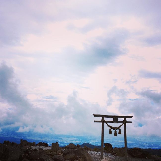 ２泊３日の結婚記念旅のハイライト、「阿智村で『日本一の星空』とやらを見たい！」の日。<br />でしたが、天気予報がとてもあやしい……。<br /><br />Day2　蓼科親湯温泉を出て蓼科大滝を散策。車山でリフトに乗って車山神社。一気に阿智村の昼神温泉へ。