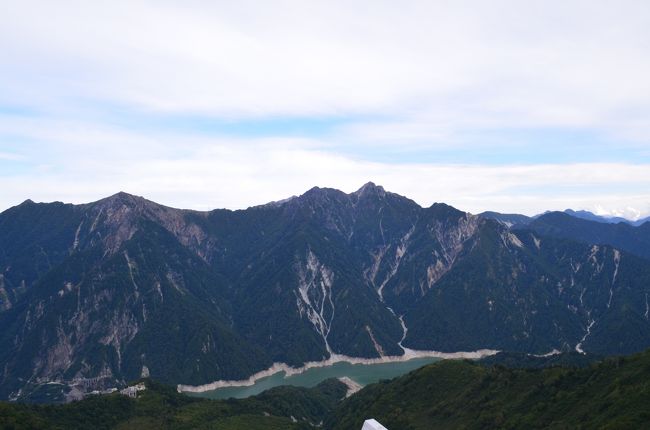 立山黒部ツアーの2日目は朝4時半起きで出発！<br />早起きは三文の徳じゃなかった？連休で混むことは多少想定していましたが、<br />これほどの待ち時間とは・・・なんだか呆れ果てて文句を言う元気もなくなりました。このデジタル時代になぜそこまでアナログにこだわるのか理解に苦しみます。<br /><br />初の長野県、しばらく長野に足が向きそうにありません・・・・<br /><br />4時間半待ったアルペンルート通り抜けです。<br />