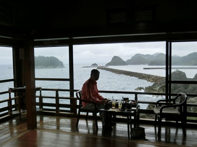 ４日目　最終日<br /><br />竹野海岸より、西にある香美町の岡見公園<br />ここに景色・趣　そして出してくださるお弁当が美味しいという、あまり人には教えたくないような、ステキなカフェがあると聞き、<br />ランチは、ここでいただくことにしました。<br /><br />今日もお天気スッキリしませんが、遠くの山合いは、霧がかかって‥とっても幻想的。<br /><br />ついでに、温泉情報いただきました。<br />新温泉町にある　<br />　七釜温泉ゆうらく館<br />イチ押しとのこと<br /><br />もう少し、頑張って運転します。ダンナ様が ＾＾；<br />