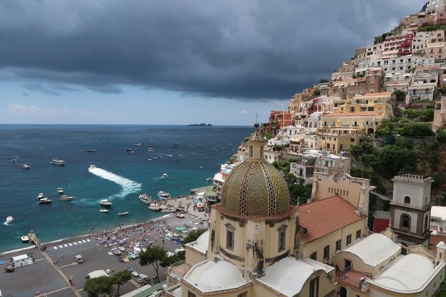 2019年7月にイタリアへ行きました。<br />旅行4日目朝からの旅行記です。<br /><br />前日にこの旅最大の目的だった青の洞窟に無事入ることができカプリ島での滞在はだいたい予定通りに進みました。<br />青の洞窟になんとしても入りたいためにカプリ島3泊にしておきましたが3泊目にポジターノとアマルフィに行く予定を立ててフェリーのチケットは旅行前にネットで買っておりました。　<br />そう、1、2泊目で入れなかった場合は3泊目の朝イチに青の洞窟、急いで港へって思っていたのでそうはならなくて余裕持った行動ができてよかったです。<br /><br />それにしても夏のハイシーズン、フェリーで移動でもとにかく人が多い！　早めの行動大切。<br />アマルフィからカプリ島へ戻るフェリーがなかなか来なくて帰れないかと思いました、娘もこれが旅の中で一番焦ったと言っていたけどほんと焦りました。なんせカプリ行き最終便だったので(^_^;)<br /><br /><br />1日目 羽田発→仁川経由→ローマ着　　　　　　　　　(ローマ泊)<br />2日目 ローマからカプリ島に移動　　　　　　　　　　(カプリ島泊)<br />3日目 カプリ島滞在  青の洞窟見学　　　　　　　　　 (カプリ島泊)<br />4日目 カプリ島からポジターノ、アマルフィ観光　　　(カプリ島泊)★                                                       <br />5日目 カプリ島→ナポリ半日観光後フィレンツェに移動(フィレンツェ泊)<br />6日目 フィレンツェ郊外 アウトレットモール等行く　  (フィレンツェ泊)                                                    <br />7日目 午前中ピサ 午後フィレンツェ観光                    (フィレンツェ泊)<br />8日目 チンクエテッレ観光　　　                              (フィレンツェ泊)<br />9日目 夕方までフィレンツェ観光後→ローマに移動　　(ローマ泊)<br />10日目 ローマ観光　　　　　　　　　　　　　　　　 (ローマ泊)<br />11日目 ローマ観光　　　　　　　　　　　　　　　　 (ローマ泊)<br />12日目 14時半頃までローマ観光後空港へ、ローマ発→仁川(機内泊)<br />13日目 仁川着、韓国入国し焼肉食べアカスリ行く、仁川発→羽田着