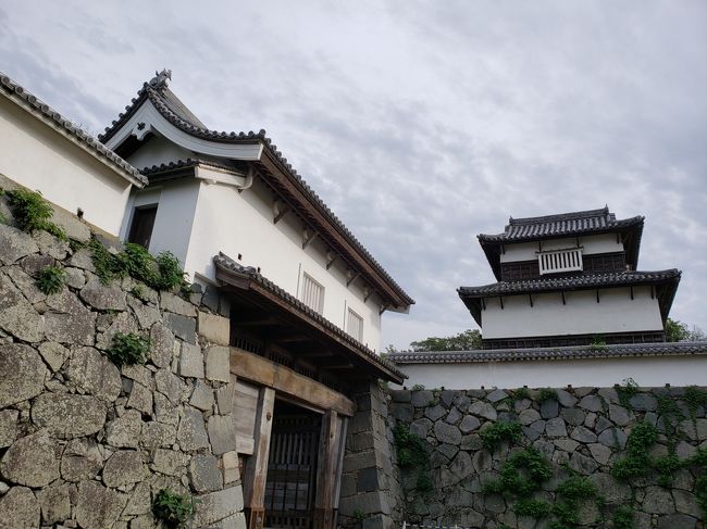 4連休を利用して、福岡県と佐賀県を旅して来ました。<br />県ごと旅行記を書いているので、佐賀県は佐賀県の旅行記を書きます。<br />そちらも宜しくお願い致します。<br /><br />47都道府県を制覇するにあたり、各県のお城を旅の取っ掛かりにすることとし、日本100名城、続100名城を攻城しています。<br />まだまだお城の奥深さなど知識は浅いですが、少しずつ日本の歴史を勉強して行きたいと思います。<br /><br />それでは、福岡編はじまり、はじまり。