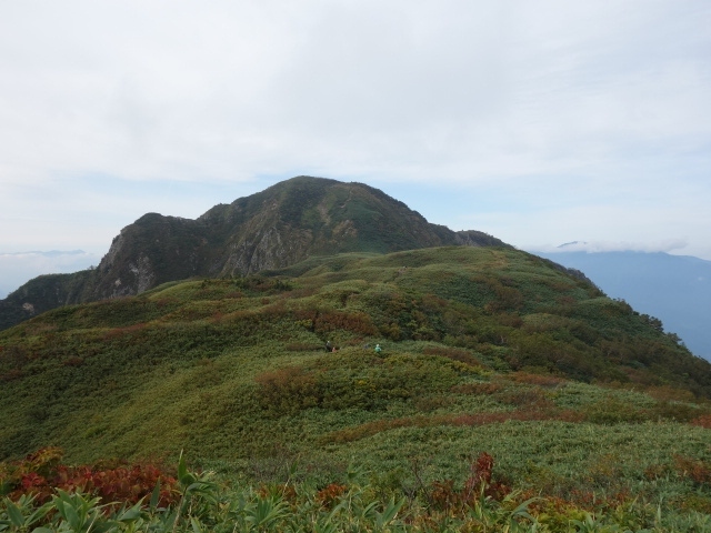 急登に次ぐ急登。こんな登山道記憶にないというぐらい休ませてくれません。というのが率直な感想です。たいへんでした！ハード！こういう登山道なので頂上に着いた時には感激ひとしお。そこに待っているのは北アルプスの大展望。こんな雨飾山なので、人気があるんでしょう。<br /><br />下山後の露天風呂。最高でした。空いていたのがラッキー！ここで後から来た若いお兄さんと話をしたのですが、その方曰く、「今日は雨飾山空いててよかったです。雨飾山、登山道で渋滞起こしてることがあるんですが、今日はなかったですしね。」。そうだったのか。今日は混んでるとばかり思っていた私は間違えてたんですね。雨飾山がどんだけ人気があるのかということがよくわかりました。<br /><br />大阪から遠かった－。行きは中央道、帰りは北陸道、前泊は小谷、登山後は富山に宿泊。車の距離メーターは今回だけで960km。車の運転は疲れましたが、いい登山が出来、よかったです。<br /><br />さて、今回の旅行で「捨てる神あれば拾う神あり。」とはよく出来たことわざとしみじみ感じ入りました。行き先は雨飾高原キャンプ場。なのにテントを持っていくの忘れました。気付いたのは雨飾高原の麓、ローソン小谷店。私、おおバカやろうです。泣きそうになりました。帰ろうかとも思いました。スマホを持っていない私、情報源なし。でも、このコンビニの先５００ｍくらいのところに日帰り温泉に宿泊施設が付いた建屋発見。聞いてみるとなんと和室１部屋だけ空いてました。ＧＯＴＯトラベル割引もあり。救われました！それでも１万円超の臨時出費（泣）。しかし翌日、ちゃんと登山が出来、露天風呂も満喫。富山のアパホテルではお部屋の無料アップグレード。無事大阪に帰還。神様にはたくさん拾っていただきました。ありがとうございました！