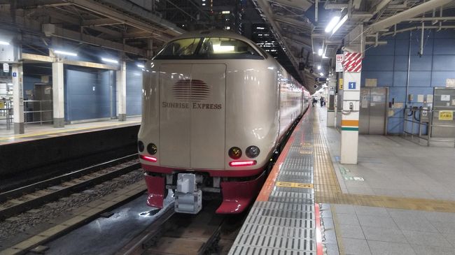 毎年、鉄仲間で行っている貸切電車ツアーを今年は四国で行うことになり、サンライズて四国へ向かいました。<br /><br />当初はJALのA350で福岡経由で四国入りするつもりがコロナ禍で予約便が機材変更となりどうしようかと悩んでいると、1週間ほど前に駅で「サンライズ」の空きを聞いてみたら、B寝台は選び放題？な状態でしたので、急遽サンライズで四国入りすることになりました。<br /><br />今回の度はまだ乗っていない区間の乗車を優先したので殆ど乗りっぱなしです。<br /><br />その１は初日の東京～高松～松山～八幡浜までです。