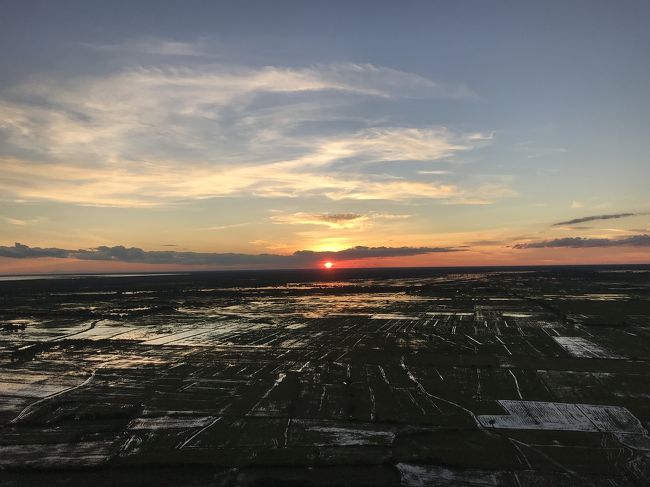 シェムリアップでは夕日スポットが一番人気あるのがプノンパケーンですけど、以前は観光客が多すぎて傷みが段々酷くなって入場人数を制限ている。それ以来コロナウィルスが発生するまでプレイループ寺院から夕日を楽しむ観光客が多くなっている。<br /><br />しかし雨季にはアンコール王朝の聖なる三つの山の一つであるプノンクロムからの見晴らしが最高なので、そちらのスポットがお勧めです。<br /><br />雨季には東南アジア最大トンレサップ湖が溢れてプノンクロムの麓まで増えて周りが湖になり、水平線に沈む夕日が素晴らしい