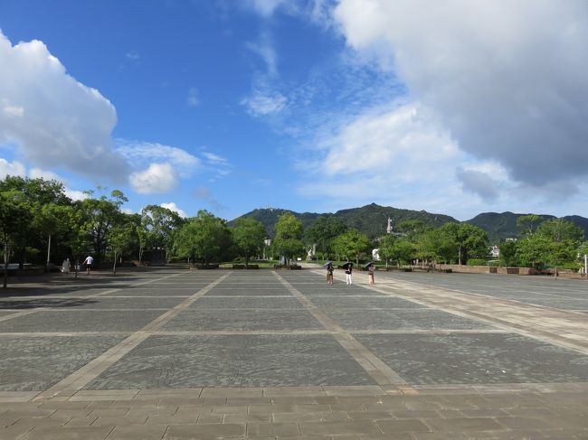 お盆時期であれば家族全員都合が合うので、まず日程だけ押さえ、行き先は家族会議で決め、2か月ほど前に予約<br />ちょうどジャルパックで2万円の割引クーポンが使え、自分と妻で予約を分け▲2万円×2となりました<br />娘の修学旅行が長崎ではありました(す)が、自分的には初めて(一度駅前に数時間立ち寄っただけ)の長崎のため、定番の観光地と娘たちの希望でハウステンボスを巡ってきました