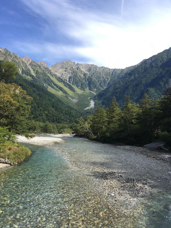 gotoトラベルを利用して、長野へ旅へ。<br />車を運転しながら、自然が近づいてくるのを楽しむ旅になりました。<br /><br />9/21 松本市の喫茶店で休憩して、乗鞍のゲストハウス星空に向かいました。<br />乗鞍は涼しい風が吹いていて、あったかい湯とあったかいお布団がとても心地よい気温でした。<br />満点の星空と緑の香を十分に楽しんで、早めの就寝。<br />次の日の上高地に備えました。<br /><br />9/22 朝5時に起きて、上高地に向かいます。<br />早朝は気温もさがっており、車の窓が白くなっていました。<br />さわんど駐車場に車をおいて、バスで上高地の大正池を目指しました。<br />早朝に大正池に到着したので、朝霧のかかる大正池を楽しむことができました。<br />人もまだまばらで大自然を楽しみながら、散策。<br />途中、上高地帝国ホテルに寄ったりして、河童橋へ。<br />晴天に恵まれ、絶景を見ることができました。<br />河童橋から明神池までさらに散策をし、明神池の近くのカフェで一息ついて帰路につきました。<br />