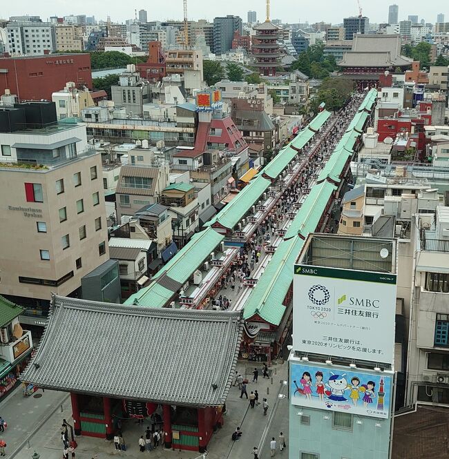 コロナ禍でずっと海外に行けず過去の旅行記ばかりアップしてきたが、近場の浅草に出掛けたので、久しぶりに新しいものを書いてみようと思う。これはただひたすら駄弁を弄しながら、勝手知ったる浅草界隈をぷらぷらした記録だ。<br />地下鉄を降りると、浅草駅ホームいっぱいの人に少々戸惑う。思っていた以上の人出に、コロナ前の見慣れた光景が戻りつつあると実感する。それでも殆どの人がマスクを着用しており、浴衣姿のお嬢さんたちがマスクをしながら自撮りしている姿は、後にその画像が笑い話になるのか、あるいはそれが新日常になるのか、今のところ何とも言えない。願わくば来年の夏はマスクなしで過ごしたいものだ。