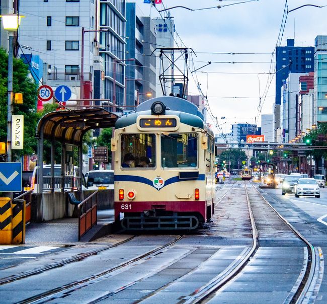 中津渓谷で大迫力の滝を見に行ったあと<br />高知市内に戻り、夜ご飯を食べに中心街へ。<br /><br />やはり食事がメジャーなひろめ市場に<br />なってしまったのだけど、蜜気味で<br />ちょっと緊張しました。<br /><br />スケジュール---<br />●9/12土 羽田→高知<br />　9/13日 高知→羽田