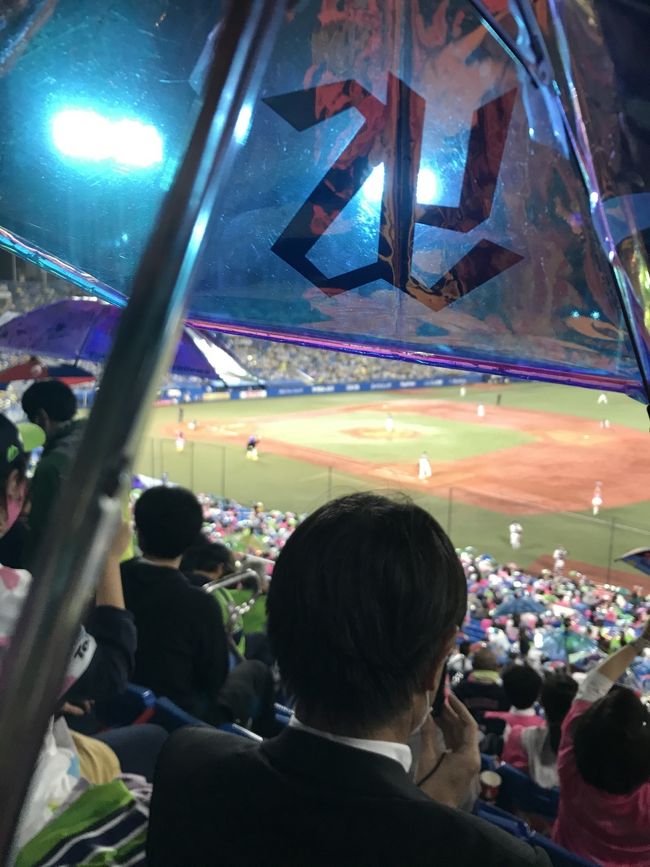 コロナの影響でどこにも行けませんね。<br />毎日YouTubeを見て気を紛らわせていたら、ふと、つば九郎の動画がおすすめにでてきました。<br /><br />そう。忘れていたけど、昔、ガチスワローズファンだったわ。(今は全くわかりませんので、失礼があったらごめんなさい)<br /><br />私の青春を費やして、スワローズを応援していたのが、1992年から1997年まででした。<br /><br />高校が都心にあったので、高校時代は、多いときには月2回、神宮球場にヤクルト戦を観に行っていました。<br /><br />そして、最後に神宮球場に行ったのが、1997年日本シリーズ第5戦。<br /><br />高津が打ち取って優勝したのを球場で観て、<br /><br />『もうこれ以上はない!悔いはない!!』<br /><br />と、翌年から憑物が落ちたかのように観なくなってしまったのだ。<br /><br /><br />あれから、、23年もたってしまった。<br /><br /><br />