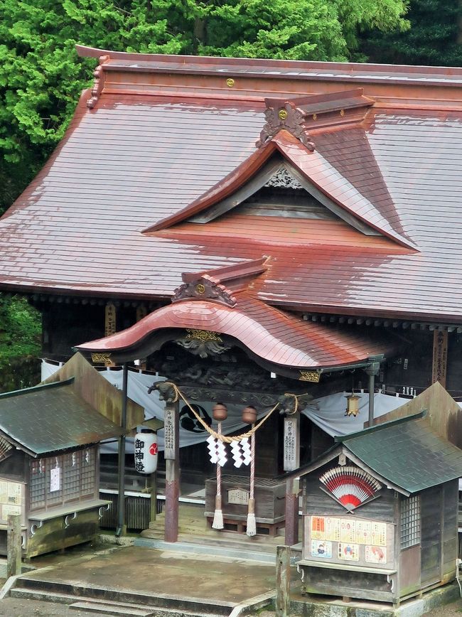 いわき湯本温泉が千年以上前から利用されている秘密は多種多様の効能があるからです。<br /> いわき湯本温泉の源泉は、常磐地内の地下約５０メートルから汲み上げた毎分５トンの湧出量を誇る摂氏５９度の天然硫黄泉で、完全放流式で町内の地下を通して各施設に配湯しています。<br /> 泉質は全国的に珍しい【含硫黄－ナトリウム－塩化物・硫酸塩温泉】で、「美人の湯」（美肌作用・解毒作用・末梢血管拡張作用）、「心臓の湯」（血圧を低下させる～動脈硬化、高血圧に効く）、「熱の湯」（高齢者向き～保温効果が高い）を始め数々の効能を併せ持っています。 <br />いわき湯本温泉の泉質<br />●源泉名／常磐湯本温泉　湯本温泉源泉<br />●湧出地／福島県いわき市常磐湯本町台山２０番１<br />●源泉温度／58.3℃（気温20.0℃）　●外　観／無色透明、微弱塩味<br />●臭　味／強硫化水素臭　　●湧出量／１分間5,104リットル<br /><br />いわき湯本温泉は「三箱の御湯」と呼ばれ 伊豫国道後温泉、摂津国有馬温泉と共に 日本の三古泉として名が知られていました。 中世には戦国大名の来湯も多くあり、 江戸時代は浜街道唯一の温泉宿場町として 文人墨客の来遊が絶えませんでした。<br /> 明治三十年には常磐線の開通によって 観光客が増大しました。 昭和六十三年の常磐自動車道の開通によって 首都圏からの遊客でにぎわっています。 今日では福島空港が開港、さらに磐越自動車道が開通し、 より一層交通の便が良くなり、 益々の繁栄を見せています。<br /> https://iwakiyumoto.or.jp/traditn.stm　より引用<br /><br />古滝屋　については・・<br />https://furutakiya.jp/<br /><br />いわき湯本温泉　については・・<br />https://iwakiyumoto.or.jp/