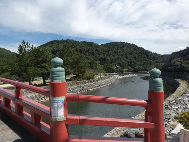 2020年9月15日(火)のお昼過ぎ、縣(あがた)神社から宇治川を渡り右岸に進む。まずは平等院の南側を東に歩き、平等院の表参道から続く道との合流を過ぎた信号で、宇治川方向に曲がると、左右に茶屋や旅館が並ぶ趣のある石畳の小道の先に赤い欄干の橋が見える。喜撰橋は明治45年(1912年)に架けられた宇治川左岸と中の島を結ぶ橋。中の島は宇治川の中州である塔の島と橘島の総称。<br /><br />宇治川は琵琶湖から流れ出る唯一の川である淀川の一部。一般的には京都府に入る辺りから大山崎で桂川、木津川と合流するまでの約25㎞を示す。上流部は瀬田川、三川合流以降は淀川と呼ばれる。古来、東南あるいは南方面からの京都進攻に対する格好の防衛線となっており、特に平安末期の源義仲と源範頼、源義経との戦いと鎌倉中期の後鳥羽上皇の承久の乱の戦いとが有名。下流の話だが、豊臣秀吉が大規模な治水工事を行い現在の流れに改修するまでは今は無くなった巨椋池に流れ込んでいた。<br /><br />中の島には現在は宇治川の両岸から3本の橋が架けられているが、喜撰橋が最初に架けられた。明治40年(1907年)頃に1756年の大洪水で倒壊水没していた浮島十三重石塔が川底から発見され塔の島に再建され、これを新たな観光名所にするための整備事業の一環として架けられた。今も橋を渡ったところに建つこの高さ15mの石塔は、鎌倉時代後期の1286年に奈良・西大寺の僧叡尊が魚の霊を供養するために造立したもので、現存する石塔としては日本最大かつ最古で、国の重文になっている。この塔が建っていることから島の名前は塔の島と名付けられたようだ。<br /><br />架橋当初の喜撰橋は欄干もない素朴な木造橋だったが、1953年の大洪水で流出後、数次の改修が施され、1968年にコンクリート橋となった。さらに、1984年の宇治川河川改修にともない、現在の姿となった。朱塗りの反り橋に擬宝珠や桁隠しを備えたその姿は、宇治ならではの歴史性と品格にふさわしい、情緒あふれる景観をかもし出している。橋名は、おそらく平安時代の六歌仙の一人である、喜撰法師に由来している。喜撰法師の「わが庵は都の辰巳しかぞすむ 世を宇治山と人はいふなり」の一首は、小倉百人一首に選歌されて宇治の名を広く世に知らしめ、宇治茶の銘柄名としても喜撰の名が用いられるようになった。<br /><br />喜撰橋のたもとは宇治川鵜飼い舟の船着き場で、普通ならこの時期は観光客で賑わっているのだが、今年は閑散(下の写真1)。例年なら7月から9月の間に行われるのだが、今年(2020年)はコロナ禍で全面中止となってしまった。塔の島と橘島の間に架かる中の橋の手前に鵜飼いの鵜の檻があるが、今年はのんびりしてる。<br /><br />ちなみに鵜飼いで使われる鵜はカワウ(川鵜)でなく、ウミウ(海鵜)。基本的には河川や湖沼に暮らすのがカワウで、海に面した断崖や岩場のある海岸周辺に暮らすのがウミウなのだが、必ずしもそうでない場合も多く、素人には見分けは困難。宇治川の鵜飼いではここで卵から羽化したものはみんなウッティーと呼ばれ(下の写真2)、忽那汐里さん主演のNHKドラマ「鵜飼いに恋した夏」のモデルとも云われる女性鵜匠の澤木万理子さんと共に結構有名。私たちも5年ほど前に澤木さんのお話を聞いて、鵜飼いを見たことがある。<br /><br />中の橋を渡り橘島へ進む。橘島の名前は源氏物語第11帖の「花散里」で光源氏の詠んだ歌「橘の香をなつかしみほととぎす 花散る里をたづねてぞとふ」に因むものと思われる。この2つの島は1949年に左岸のよりみち公園と共に宇治公園として整備され、堤防沿いは桜の名所として知られ、4月上旬には宇治川桜まつりが開かれる。1960年からは宇治川花火大会も開かれ、多い時には22万人が訪れた京都府下最大の花火大会となっていたが、2014年に台風による増水で中止となり、その後も開催されることなく、2017年、見物客の安全対策に目途が立たないことを理由に正式に廃止された。うちも家族で2004年には見に行ったことがあるし、家の近くの木津川堤防から見ることも出来たので、残念・・・<br /><br />橘島から朝霧橋で右岸に渡る。中の島と両岸を結ぶ3本の橋で一番新しく1972年に完成した長さ74mの橋で、唯一右岸とを結ぶ。朱色の欄干と緑色の橋桁が色鮮やかな橋で、橋からの眺めも絶景。この日は快晴で、宇治川の流れもまた美しい。橋の名前は源氏物語第39帖「夕霧」に登場する夕霧に因んだものと思われるが、宇治十帖の話でもないので、真偽は不明。下流に宇治橋が見えるが、橘島と左岸を結ぶ橘橋も見える。1950年に架けられた橋。朝霧橋の東詰の北側には源氏物語宇治十帖モニュメントが建つ。匂宮が浮舟を抱いて小舟で漕ぎ出す有名な場面をモチーフにしている。<br />https://www.facebook.com/media/set/?set=a.4585904328146222&amp;type=1&amp;l=223fe1adec<br /><br /><br />宇治川右岸探索に続く