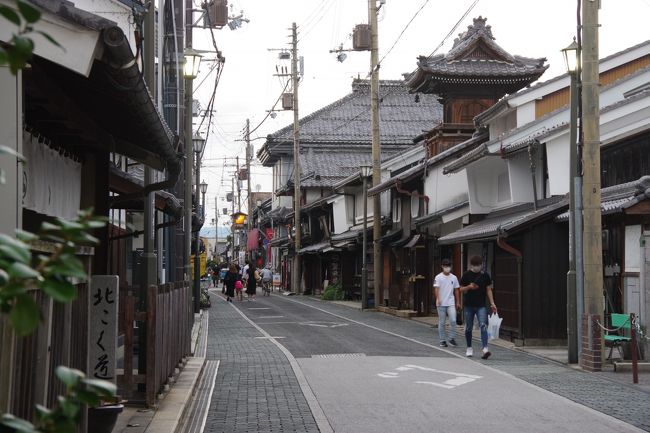 シルバーウィークを利用して、近畿地方を周遊しました。<br />第1回は、琵琶湖の東岸、長浜です。<br />2013年に「長浜鉄道スクエア」を訪れて、旅行記を書いていますが、<br />今回は、その時には訪れなかった長浜城と「黒壁スクエア」に行きます。<br />長浜観光協会が「長浜浪漫パスポート」を発行しています。<br />これは指定された13の施設のうち、5つまで入場することが出来、<br />1冊1,000円という破格値です。なにしろ、入館料が900円という<br />施設も含まれているのですから。2カ所入れば簡単に元が取れます。<br />しかも、店舗や施設での割引などもあります。<br />このパスポートは、2019年10月に発行され、2020年9月末までの<br />1年間有効です。<br />このパスポートを活用して、長浜城・安藤家・海洋堂フィギュアミュージアム・<br />曳山博物館を訪れました。<br />「黒壁スクエア」は、古風な商店街の町並みを上手く活かして、<br />たいへん魅力的なアーケードになっています。<br />古い豪商の邸宅を見学したり、名物の「焼鯖そうめん」や「近江牛」を食したり、<br />伝統ある世界遺産の「曳山」の展示を見たりすることも出来ます。<br />他では見たこともない「竪型万華鏡」もあります。<br />もちろん、様々な土産物店、オルゴール館、ガラス館などもあり、魅力満載です。<br />