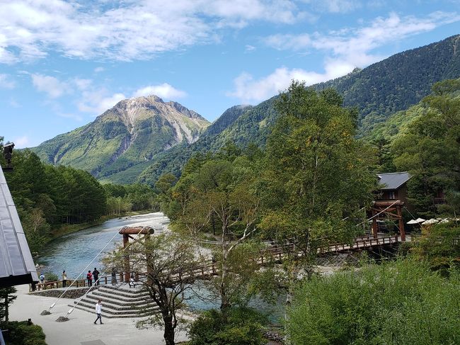 「母とマイクロツーリズム」第2段!<br />上高地3泊4日の旅です。 <br />go toトラベルを利用して素敵なホテルに滞在してきました。ホテルでまったりしつつ、上高地ハイキングや温泉を楽しんできました!<br /><br />1日目:河童橋→明神池まで散策→五千尺ホテル上高地宿泊 <br />2日目:河童橋→大正池まで散策→上高地ルミエスタホテル宿泊<br />3日目:終日雨のため、ルミエスタホテルで温泉三昧→上高地帝国ホテル宿泊<br />4日目:河童橋周辺を散策→帰宅<br /><br />3つのホテルに宿泊しましたが、どのホテルも雰囲気が良く、お食事もおいしく大満足!<br />そして上高地の自然はただただ美しく感動の連続で、素晴らしい高原リゾートステイになりました^^<br /><br />ハイキングに加えて、詳しいホテルリポートしちゃいます♪<br />まずは五千尺ホテル上高地編です!<br /><br /><br /><br /><br />