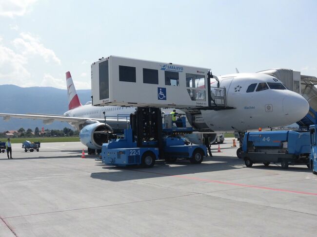 2018年の夏の旅行は中欧です。<br />学生時代が終わるころ東欧の共産主義政権が崩壊するなら内戦に突入した<br />ユーゴスラビア、その中でも悲劇的な内戦状態となったボスニアのサラエボを訪問しました。<br />第二次世界大戦の英雄チトーに率いられたユーゴ、冷戦後半期にはサラエボ冬季五輪、崩壊寸前の東欧情勢の情報発信地となったタンユグ通信など小さいながらも存在感のある国威を見せていましたが現在では７つの小国に分裂しています。<br />今回はわずか3日間の滞在ですがどのような旅行になるでしょうか。<br />またサラエボは日本から非常に行きづらい場所にあるのでスカイチームの特典航空券を持っている私にとっては日程が組みづらかったです。<br />結局サラエボの他に上海　パリ　ウィーン　台北を経由地としたので西欧・中欧・中華圏と３つの文化圏を巡る旅になってしまいました。<br /><br />オーストリア航空４１２便でウィーン、ウィーンでの乗り換えは70分とタイトですがサラエボへ向かいます。<br /><br />8月11日（土）<br />羽田　　　　　－　上海浦東　　　（旅行記①）<br />上海浦東空港　－　パリCDG　　　（旅行記②）<br /><br />8月12日（日）<br />－　パリCDG　<br />パリ市内観光　　　　　　　　　　　（旅行記③）<br />シチズンMシャルルドゴールエアポート　泊　（旅行記④）<br /><br />8月13日（月）<br />パリCDG　－　ウィーンVIE　－　サラエボSJJ　（旅行記⑤）→いまここ<br />サラエボ市内観光<br />ホテルAZIZA　泊<br /><br />8月14日（火）<br />サラエボ市内観光<br />ホテルAZIZA　泊<br /><br />８月15日（水）<br />サラエボ市内観光<br />サラエボSJJ　－　ウィーンVIE<br />ラディソンブル　パークロイヤルパレスホテル　ヴィエナ　泊<br /><br />8月16日（木）<br />ウィーン市内観光<br />ラディソンブル　パークロイヤルパレスホテル　ヴィエナ　泊<br /><br />8月17日（金）<br />ウィーンVIE　－　台北桃園TPE<br /><br />8月18日（土）<br />－　台北桃園TPE<br />台北市内観光<br />台北TSA　－　羽田HND