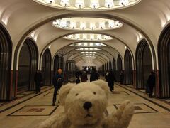 初めてのモスクワ その16（韓国・ロシア・ドイツ・イギリス・フランス 14日間の旅 3-16）メトロ “マヤコフスカヤ駅” にて記念撮影！　