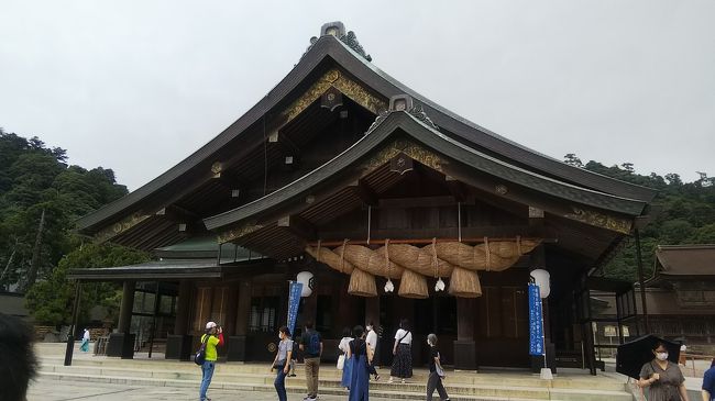そのチャンスは急にやってきました。 <br />以前より乗りたいと思い続けていた日本で最後の寝台特急「サンライズエクスプレス」。連休前夜になると必ず満席となり、入手困難なプラチナチケットとも言われる列車です。 <br />この日の便も1か月前は満席表示で半ば諦めていたのですが、当日になって検索するといくつか空席が出ていました!! <br />急いで駅のみどりの窓口へ行くと個室寝台も空きがあるとの事なので、「サンライズ出雲号」で東京から出雲市までの乗車券と寝台特急券を即購入しました。この時点で具体的な旅の行程や宿の手配は全く行っておらず、自宅に戻って帰りの交通手段を検索。 <br />色々と調べた結果、福岡空港から茨城空港までのスカイマークの便が「いま得」割引きで10,500円!!島根県出雲市までの寝台特急と福岡空港からの帰りの航空券を押さえたのみで、道中の行程は全て行き当たりばったり!! <br />なんとかなるだろう・・・いや、何とかしてしまおう。最低限の荷造りをして東京駅へ向かいました。 <br /><br />