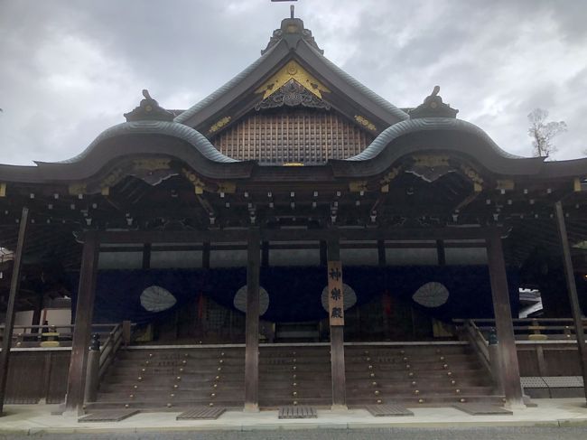 二男が三重に行ってからずっと行きたいと思っていた伊勢神宮。緊急事態宣言前にようやく行けました。<br />初めて第二東名、伊勢湾自動車道を通り、まずは夫婦岩を見に伊勢志摩国立公園へ。<br />二見興玉神社で輪注連縄なるものを身体中に擦り付けて見たけど別に悪いところはなかったのでご利益はないかも。<br />夫婦岩もいろいろな角度から眺めたが、天気がイマイチで富士山が見えなかったのが残念。<br />次は鳥羽水族館へ。検温して入館すると想像以上の見応えがあり時間が足りなくなってしまった。<br />ミキモト真珠島にも行ったけど閉館直前で雨も降ってきたので、ここは次回に。<br />今回の宿、いにしえの宿 伊久へ。宿の中は廊下もエレベーターの中も全て畳敷。<br />部屋は伝統的な和風で十分な広さ。居室に露天温泉風呂がついていて癒されそう。<br />夕食は純和食で日本酒と共にとても美味しくいただきました。<br />大浴場は貸し切り状態で、露天温泉、サウナもありゆったりできました。<br />この他、家族用貸し切り風呂も複数あり、全て違うタイプですが2泊では全ては入りきれません。<br />翌日は早朝から車で外宮へお参り。まだ人影はあまり無く、とても神聖な雰囲気の中でお参りできました。<br />宿に帰って朝食、普段はシリアルとサラダだけなのですが、この日は朝から沢山いただきました。<br />宿から内宮までは歩ける距離、虎屋の脇からおかげ横丁の参道を通り内宮へ。お店はまだ大半がやってませんが、お参りの人出はそれなりにあります。宇治橋で五十鈴川を渡っていよいよ内宮へお参りです。五十鈴川が御手洗場になっています。<br />帰りには御料御馬にも会えました。<br />五十鈴川沿の古風な喫茶店で川を眺めながら甘味と珈琲をいただいていると雨が本格的に振り出しあっという間に満席に。<br />我々も雨が止むまで雨宿り。<br />雨が上がったので、おかげ横丁を散策し、散歩がてら猿田彦神社、月読宮へ梯子。<br />結構歩いたので虎屋まで戻って赤福をいただく。<br />宿へ帰ってこの日もお酒と和食を堪能。<br />部屋の露天風呂でゆったりできるのも贅沢ですね。<br />翌朝もおかげ横丁を通って内宮へお参り散歩した後に朝食。<br />さらにその後、ゆっくりと朝風呂をいただきました。<br />宿をチェックアウトして次男のところへ。どんなところに住んでるのか確認した後、一緒にランチをとり、その後帰路へ。<br />いっぱいのお土産と一緒に無事帰宅できました。<br />