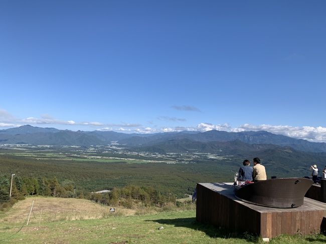 久しぶりに日帰りバスツーに参加。<br />Go Toトラベルキャンペーンを利用して日帰りバス旅行♪定価2万円が1万3千円!<br />コロナ渦によりバスは一人でふた席利用。快適です<br />以前から行ってみたかった「清里テラス」が旅の一番の目的<br />10分も乗るパノラマリフト、気温が徐々に下がります~山頂は標高1900メートル、絶景に感動!<br />ランチは可愛らしい村「萌木の村」で、プチソーシャルディスタンスでオシャレなコース料理<br />常にマスク着用、手のアルコール消毒、密にならないなど新しい旅のスタイル??取れてたかな??少し疑問