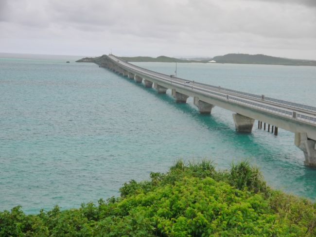 憧れの宮古島、気になってたホテルシギラミラージュでご機嫌な休日♪<br />だがしかし、天気がイマイチで行きたかった八重干瀬ツアーは中止に。<br />とりあえず明日にもう一度予約しなおして、<br />今日は多少天気悪くても催行可能なパンプキンホールツアーに参加します！<br />その後は適当にドライブ予定～♪<br /><br />そんな宮古島旅行2日目の旅行記です。<br />