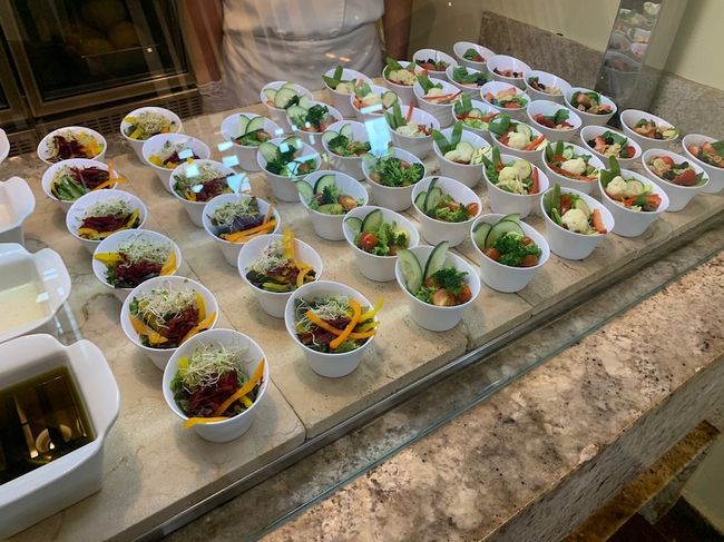 ハイアットジーバ日記もようやく2日目へと突入でございます!<br /><br />まずは朝ご飯!朝はビュッフェスタイルです!<br />サラダも可愛い感じで1人分キレイに盛り付けられています♪<br />コロナ対策の為かすべてショーケースに入っていて、スタッフの方に<br />取っていただくスタイルになっています!<br />