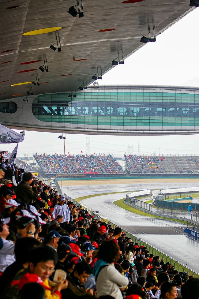 ２００９年の上海ＧＰは雨となった。<br />雨のＦ１はこの時初めて見たが、水飛沫が想像以上に凄く、あんな状態で良く走れるものだと思った。<br /><br />この年も現地でメインスタンドのチケットを購入し観戦。<br />メインスタンド上部からは、サーキットの約８０％位見渡せるので、レース状況が分かり易い。