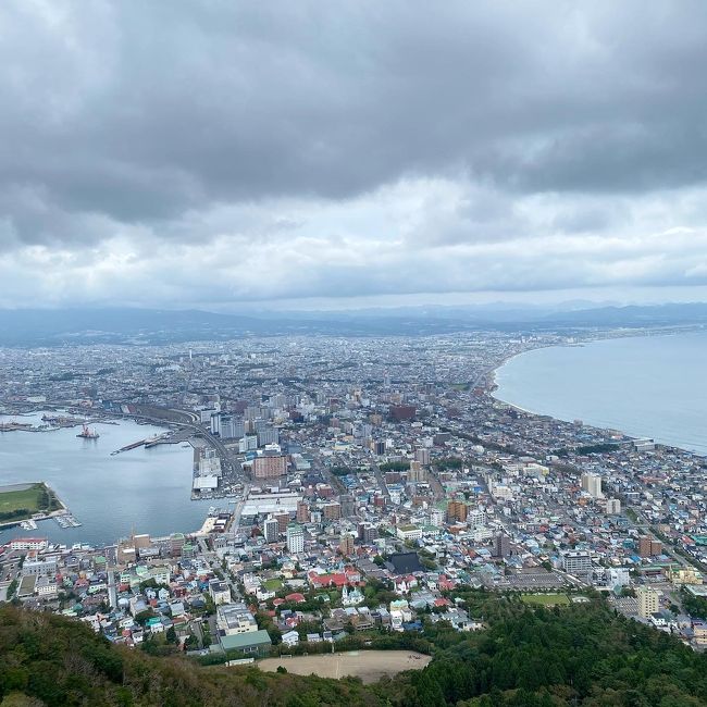 4月に予約していたの沖縄も、6月に予約していた北海道もコロナのせいでキャンセル。ずっと我慢していた旅行にやっと行けました。どこに行くか悩んだけど4年前からの毎年の北海道を途切れさせないように函館にしました。27時間滞在の弾丸夫婦旅です。<br />常にマスクをつけて、食事中は無言で食べる。アルコールスプレーを持ち歩き常に消毒してました。空港でもホテルでも観光地でもコロナ対策がとてもされていて安心できました。