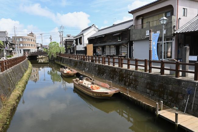 水路沿いに蔵造りの町屋が並ぶ佐原を歩いてきました。<br /><br />佐原といえばあやめの季節に隣町・潮来と合わせたり、大きな山車が出る春と秋の大祭ですが、大勢の人でごった返していたので町の記憶があまりありません。<br />目玉のない季節の平日の佐原がこんなにも楽しいとは。<br />水郷のむかし町を満喫しました。