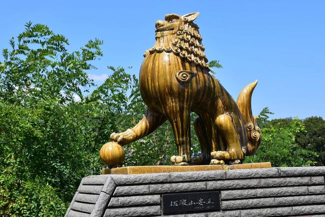 東濃鉄道駄知線（とうのうてつどう だちせん）は、岐阜県土岐市内の土岐市駅～下石（おろし）～東駄知駅間10.4kmを結んでいた鉄道路線です。<br />駄知・下石地区は窯業の町で、大正時代に陶磁器原料と製品を運搬する目的で鉄道が敷設され営業開始。<br />しかし、昭和47年（1972）7月豪雨による橋梁流失に伴い全線で営業休止し、2年後の昭和49年（1974）にモータリーゼーションの影響も受けて全線廃止になりました。<br />現在、線路の跡地は自歩道（歩道とサイクリングロード）になっており、今回は山神駅付近にある橋台跡から下石駅（おろしえき）まで約3kmを歩きます。<br /><br />下石町は「とっくり」の生産地として栄え、100余りの窯元が集まっています。<br />窯元のメンバーが考案したオリジナルキャラクター「とっくりとっくん」は路地のあちらこちらに約160体置かれていて、「とっくん探し」を楽しめます。<br />今回は2回目なので、まだ見つけてない「とっくん」を探します。<br />妻木川に架かる県道19号の「下石大橋」は、親柱に下石の陶芸作家・故 「佐渡山安正」氏が手がけた4体の「陶製狛犬」がどっしりと構えています。<br />佐渡山氏は型まで作った時点で亡くなったため、その後息子さんと弟子たちが遺志を継いで完成させました。<br /><br />お昼は手打ちうどんと自然薯の店「郁兵衛」。<br />細めでコシの強いうどんにワサビ、大根おろし、玉子などを出汁に加え、自然薯のとろろご飯とあわせて味わいます。<br /><br />今日は土岐市駅前から東鉄バスで山神まで行き、そこから自歩道に整備された廃線跡を下石まで歩きます。<br />下石町ではユニークな姿の「とっくりとっくん」を探し、「郁兵衛」で美味しいコロうどんを食べます。<br />帰りは阿庄口バス停から多治見駅へ向かいます。<br /><br />なお、旅行記は下記資料を参考にしました。<br /><br />・歩鉄の達人「廃線探索 東濃鉄道駄知線」<br />・広隆堂Homepage「東濃鉄道駄知線資料室」<br />・美濃焼ガイド「下石町アイワ」<br />・マルクニイトーHP<br />・東鉄バスHP「路線図」<br />・土岐市「土岐市章」<br />・土岐市観光協会「下石裏山地区」「とっくりとっくんに会いに行こう」<br />・下石陶磁器工業協同組合「窯元めぐり 阿庄地区情報」「窯元館情報」<br />・東濃ニュース　土岐市・瑞浪市版「佐渡山安正・安彦さん親子が作品展」<br />・宮公製陶所HP<br />・東濃西部広域行政事務組合、東濃プチ旅、「東濃グルメガイド」<br />・日本マンホール蓋学会「土岐市のマンホール」<br />・ウィキペディア「東濃鉄道駄知線」「下石駅」<br />