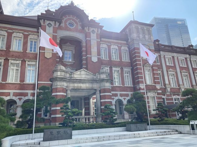 東京駅舎内になる東京ステーションホテル。<br />子供の頃にたまたまついていたテレビで、初めてその存在を知りました。<br />東京駅の中にホテルがあるんだ…！すごい！いつか泊まってみたい！！<br /><br />それから月日が経ち、ようやく泊まることができました！<br /><br />ちなみに時期的にかぶりますが、Go toではありません。<br />有効期限ぎりぎりの某旅行サイトのポイントがたまっていて、せっかくだからと使うことにしました。<br />ちょうど予約したのが3月頃で、10月ならさすがにコロナも落ち着いているだろう…と予約（実際は全然収まってないですが）。<br /><br />金曜日、仕事を終えて、いざ東京駅へ！！<br /><br />到着は結構バタバタだったので、写真撮っていませんm(__)m<br />係の方が荷物を持って、部屋まで案内してくれました。