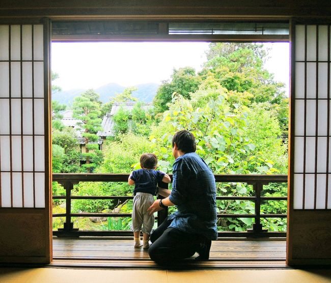 年に一度のお楽しみ、栗を食べ尽くす旅。<br /><br />半年前から予約し、楽しみにしておりました。<br /><br />今年はコロナウィルスの影響で行けないかもしれないと心配しておりましたが、無事に行くことができました。<br /><br />今回はコロナ禍ということもあり、栗の点心朱雀、モンブラン朱雀、共に予約制となり、事前にネットで予約後、ファミマでチケットを発券( 1枚あたり330円の手数料が必要)、現地の券売機にてモンブランのチケットを購入するという流れに変わりました。<br /><br />私たちは桝一客殿の宿泊者ですので栗の点心朱雀はお宿で予約ができました。<br /><br />しかしモンブラン朱雀は一般客と同じく、ネット予約後にチケットを発券してくださいとのこと。<br />昨年は予約ができましたので、そこは非常に残念でした。<br /><br />このようなシステムは導入したばかりで、スムーズに行かない点が見られましたが、屋外に席を用意したり、予約制にし、券売機を設置したりという今後を見据えた設備投資は好感できるものであり、入り口を一箇所にし、検温、消毒の徹底など、感染予防対策にもきちんと取り組んでおられました。<br /><br />お部屋に関しましても、土足をやめ、靴を脱ぐスタイルへ変更。<br /><br />小布施堂さんの企業努力が見られ、コロナ禍でも安心して旅行を楽しむことができました。<br /><br /><br />【1日目】<br />諏訪湖SA<br />姨捨SA<br />カフェ えんとつ<br />味麓庵<br />ベルジュ<br />小布施堂本宅<br />桝一客殿 宿泊<br /><br />【2日目】<br />竹風堂<br />信濃製菓<br />栗の木テラス<br />諏訪湖SA<br />八ヶ岳SA<br />道の駅なんぶ<br /><br />小布施で栗を食べ尽くす 2度目の桝一客殿<br />https://4travel.jp/travelogue/11650499<br /><br />小布施で栗を食べ尽くす 待ちに待った 栗の点心朱雀<br />https://4travel.jp/travelogue/11650532