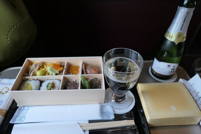 2020年10月1日-2日、毎年恒例の別所温泉に行きました♪<br />今回も松茸をたっぷりと楽しめました♪<br /><br />☆Vol.1:第1日目(10月1日)東京-上田-別所温泉♪<br />東京から北陸新幹線「はくたか」のグランクラスで上田駅へ。。<br />美味しいお弁当とシャンパンを頂きながら、車窓の風景を眺めて。<br />懐かしの軽井沢を通過。<br />高原は早くも色付き始めている。<br />上田駅からタクシーで別所温泉へ。<br />コスモスが咲き乱れ、黄金の水田は収穫真っ最中。<br />日本の秋の風景はどこかほっとする。<br />信州の秋は本当に美しい。<br />ゆったりと眺めて♪<br />