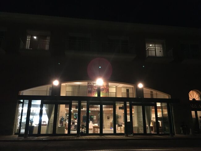 夫の母の初盆で、このコロナ禍の中、恐る恐る山口県の周防大島へ行ってきた。<br /><br />この時期に関東から行き来するのは、いろいろな面で戸惑いもあったが、周防大島は夫の両親の出身地であり、先祖代々のお墓があるのみで、今は家もなく親しい親戚もない。<br />いつもなら、親戚に声をかけて皆周防大島に集まり、ご法事などを行うのだが、今夏はせめて私たち夫婦2人だけでもお寺に行き、初盆の法要をしてもらおうと飛行機に乗った。<br /><br />周防大島では毎回、島のリゾートホテルに一泊し、次の日に島の温泉ホテルに泊まる。<br />今夏は温泉ホテルの方がコロナのためしばらく休業するとのことだったので二泊目は別のところを探したが。<br /><br />今回は一泊目のホテルの記録。
