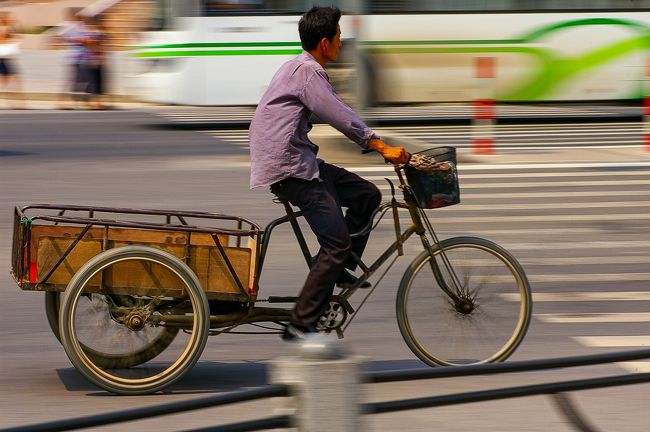 動きのあるものの撮影で、スピード感のある写真を撮るためには欠かせない流し撮りの技術。<br />上海自宅の近所で、縦横無尽に走る電動自転車やバイクで流し撮りの練習。<br />