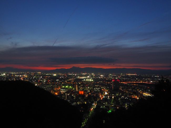 旅行……ではなく、岐阜市でのお仕事最終日。この日も朝からしっかりと温泉を満喫して、朝ごはんをしっかりと食べてお仕事に向かいました。いやあ、快適な長良川温泉逗留でございました。<br />で、お仕事が終わったあとに、今度は岐阜市北部の山の中を走る金華山ドライブウェイへ。そちらの展望台から、岐阜市街地や濃尾平野の夕陽から夜景を鑑賞してまいりました。<br /><br />538冊目　2020/10/15投稿<br />