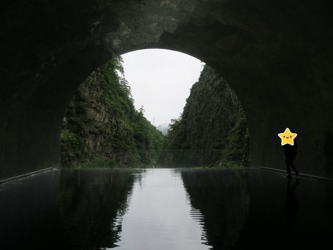 Gotoキャンペーンを使った旅行第二弾は、新潟への旅。<br />しばらく前に妻が美容院かどこかで見つけてきた「地酒とフランス料理のマリアージュを楽しめる」松之山温泉その名も「酒の宿」玉城屋さん。<br />もちろん酒飲みのgoemonpの琴線に触れないはずもなく、これを機に行ってみようということになりました。<br /><br />ついでなので、最近インスタ映えスポットとして人気の清津峡にも足を伸ばしてみることにしました。<br /><br />いつもの我が家のマスコット桜文鳥雛のぬいぐるみゴエモンと共に新潟へGo!<br /><br />Part3は、インスタ映えスポット清津峡と越後湯沢「ぽん酒館」で最後の酒浸り。