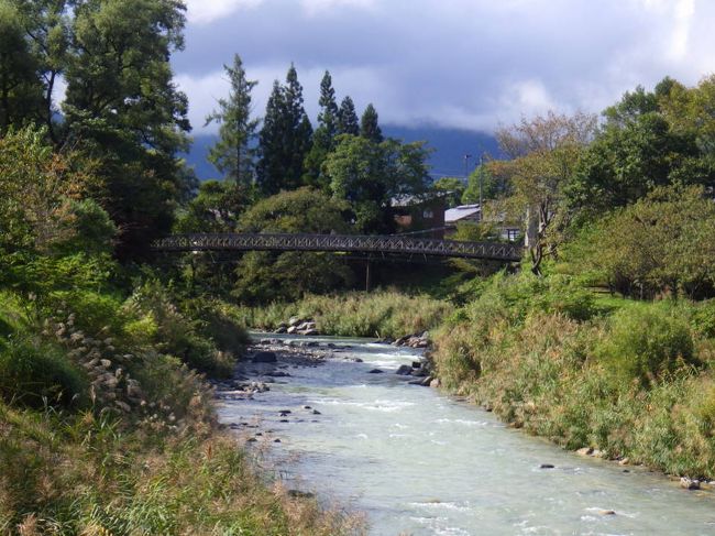 9月30日<br />横浜から2時間半ほどかけて21件目の道の駅「小坂田公園」から旅が始まりました。開店と同時に直売所に入りましたが、店内は閑散としていました。あまり欲しいものが見つからなかったので、「訳あり・お試し」の全粒粉うどんを170円で購入できました。ちょっと短めですが、鍋に入れて試してみたいです。<br /><br />道の駅「小坂田公園」から20分ほどで22軒目の道の駅「今井恵みの里」に到着しました。店内にはフルーツジュースがたくさん売られていました。リンゴジュース1L500円、桃ジュース1L600円、ブルーベリージュース1L1000円を買うことができました。<br /><br />10時40分くらいに「徳心」に到着し、朝食をいただくことにしました。「天丼と蕎麦のセット」1500円と「つけとろそば2枚」1400円を注文しました。歴史を感じさせる店づくりでした。まず「天丼と蕎麦のセット」ですが、天丼ともりそば1枚が忠実にセットになっているので天丼の味噌汁までついているのが面白かったです。蕎麦はやや細麺でした。続いて「つけとろそば2枚」ですが、とろろと合わせるとそばがけっこうしょっぱくなってしまうので、とろろは無くてもいいかなと思いました。ただ、2枚食べると十分お腹が一杯になるので嬉しかったです。<br /><br />そば処「徳心」から3分ほどで23軒目の道の駅「風穴の里」に到着しました。風穴が見学できるということで太鼓橋を渡っていってみましたが、けっこう歩くし、風穴の前にも車は停められたので車で行けばよかったです。風穴では吹き出す冷気を天然の冷蔵庫に利用しているということで、小屋の中には商品が並べられ、ショーケースのようでした。穴の吹き出しもありましたが、外が涼しかったのと、小屋から換気扇が噴出していたのでちょっとわからなかったのが残念だったので、風穴にはわざわざ行かなくても良かったかと思いました。道の駅の売店ではpaypayの松本市キャンペーンで30%還元という素晴らしい企画をやっていたので、「雷鳥の里」、「そば」、特産「稲核菜」、「えごま」、「信州りんごプリン」とたくさん買うことができました。「信州りんごプリン」はリンゴの香りがとてもしっかりして美味しかったです。<br /><br />「風穴の里」から30分ほどで24軒目の道の駅「アルプス安曇野ほりがねの里」に到着しました。周辺の道の駅とあまり品ぞろえは変わらない中、「安曇野玄米茶」と「栗」を買うことができました。あと、なぜか愛媛の青いレモンを売っていたので買ってみました。<br /><br />道の駅「アルプス安曇野ほりがねの里」から20分ほどで「大王わさび農場」に到着しました。ワサビ田の緑を想像していましたが、5月から10月までは「寒冷紗」という黒い幕で覆って日陰を作っているということで黒い風景しか見られませんでした。水車は見られましたが、今度は「寒冷紗」がない時期に見てみたいと思いました。<br /><br />「大王わさび農場」から10分ほどで25件目の道の駅「安曇野松川 寄って停まつかわ」に到着しました。セールをしていて長野のソウルフード「タケノコ汁」をサバ缶と水を加えるだけで作れる「たけのこ汁の素」を390円で信州牛「ぶっかけ牛生姜」を470円で買うことができました。<br /><br />道の駅「池田」から、途中かなり細いくねくね道を進み、20分ほどで27件目の道の駅「いくさかの郷」に到着しました。ブドウをたくさん売っていて、なかなか粒のいい「ナガノパープル」を一房800円で買うことができました。<br /><br />道の駅「いくさかの郷」から25分ほどでこの日の宿「ホテルルートイン信濃大町駅前」に到着しました。スタンダードセミダブルルーム(禁煙)が朝食付きで11100円のところ、じゃらんの1500円クーポンとGOTOを利用して6215円でした。お風呂は天然温泉でしたが、加温、循環、塩素消毒のpH7.5とほぼ中性のお湯ということもあり、泉質は普通の銭湯と変わらない感じでした。<br /><br />信濃大町での夕食で「俵屋飯店」へ行きました。ウマニソバ500円と餃子定食550円を注文しました。餃子定食は大ぶりの餃子にスープと漬物とご飯がついていました。餃子は焼きというよりは揚げに近い感じでカリカリでした。普通の焼餃子を期待しているととちょっと残念かもしれません。ウマニソバも具材や味付けは中国の麺料理の味付けでした。麺硬めでお願いしたので麺は美味しかったです。<br /><br />10月1日<br />朝食は魚のフライやハンバーグまであってなかなか良かったです。<br /><br />「ホテルルートイン信濃大町駅前」を出発し30分ほどで、28件目の道の駅「道の駅 長野市大岡特産センター」に到着しました。外にラジオ放送がガンガン流れていてあまり居心地のいい道の駅ではありませんでした。いのししカレーを推していたので1個買って出発しました。<br /><br />道の駅「信州新町」の中にある「そば信」で蕎麦を食べてみることにしました。ざるそば530円の食券を買いました。番号で呼んでいたのでそのまま待っていましたが、食券をカウンターに出して別の番号札を貰わないといけないので注意が必要です。やがて番号が呼ばれて蕎麦を受け取りました。つゆはやや薄味でした。麺はかなりコシのある太麺で、のど越しよりも噛み応えを楽しむ感じでした。<br /><br />道の駅「信州新町」から15分ほどで、30件目の道の駅「中条」に到着しました。石のオブジェがあったのでなんだろうと思っていたら、トイレが立派な御影石でできていて石を前面に出している道の駅でした。えごまパウダー350円と「中条の農家さんのリンゴジュース」480円のポスターが気になったので1本買ってみました。<br /><br />道の駅「中条」から5分ほどで、31件目の道の駅「おがわ」に到着しました。農産物直売所の方は小さめで今シーズン最後の桃を買うことができました。ファミリーマートが併設されていて、特産品はこちらでたくさん売られていたのでびっくりしました。<br /><br />道の駅「おがわ」から10分ほどで、32件目の道の駅「ぽかぽかランド美麻」に到着しました。温泉宿に併設されている道の駅でした。温泉や宿はこのあと別の予定があったので、宿のお土産屋さんのような販売所をちょっと覗いて、スタンプだけ押させてもらって出発しました。<br /><br />道の駅「ぽかぽかランド美麻」から10分ほどで、33件目の道の駅「白馬」に到着しました。ロッジのようなおしゃれな建物でした。紫米が特産ということでしたが、古代米の類を入れたご飯はあまり好きではないので紫米茶というのをお試しで買ってみました。<br /><br />道の駅「白馬」から10分ちょっとで「大出公園」へ到着しました。白馬を代表する懐かしい風景が見られるということで「大出の吊橋」を目当てに訪れたのですが、ちょっと曇っていてバックの白馬の山々がきれいに見えずに残念でした。<br /><br />河原からだと木々がかかってしまい「大出の吊橋」越しに白馬三山が見えないので、公園内をいろいろ歩いたところ山の中に小さな展望台がありました。展望台からだとガイドブックの写真と同じアングルの風景を見ることができました。山に雪が残っていればより綺麗に見えたと思うので今度は春に来たいと思いました。<br /><br />「大出の吊橋」から30分ちょっとで、34件目の道の駅「小谷」に到着しました。ここでは源泉かけ流しの「深山の湯」がお目当てでした。入湯料が1人660円とややお高めですが、道の駅併設のレストランで食事をすると半額になったり、当日限りで再入浴できたりするので、うまく利用すればお得になると思いました。<br /><br />660円払って「深山の湯」に入りました。中は「露天風呂」に加えて「ぬる湯」や「寝湯」などバラエティに富んでいて、どれも褐色の濁り湯でした。味は鉄っぽい塩味で、加水なし、加温なし、循環なしのとっても気持ちのいい温泉でした。<br /><br />長野近くの宿「うるおい館」に泊まりました。一泊二食付き25700円のところ、GOTOトラベルクーポンで8995円、じゃらんクーポンで4500円引いてもらって支払いは12205円と入湯税でした。この日からは地域共通クーポン4000円分もいただけたので嬉しかったです。12畳の和室はとても綺麗でした。お茶菓子のアップルパイも美味しかったです。1回限り貸切風呂が無料ということで、17時30分から1時間利用できました。温泉は褐色の濁り湯でした。加水なし、加温なし、循環なしの源泉かけ流しで、消毒はしているものの塩素臭さは感じず、塩味のあるいいお湯でした。大浴場の方は立ち寄り湯もやっていて、早朝から地元の人たちで混雑していたのでちょっと落ち着かないところもありました。夕飯は部屋食で、前菜からお造り、生ハムとチーズ、すき焼き、そば、天ぷら、むかご御飯、餡かけ、デザートと美味しくいただきました。