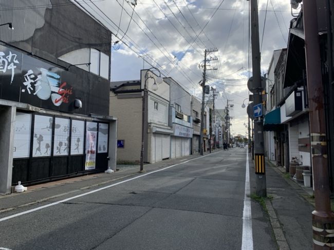 天気も回復したので、バス停有楽町で下車し、3キロ早朝ウォーキングをすることに。<br /><br />都市計画で立ち退き交渉が進んでるエリアの寂れが半端ない。<br />秋田の大歓楽街の川反も、人口減で悲惨なことに。