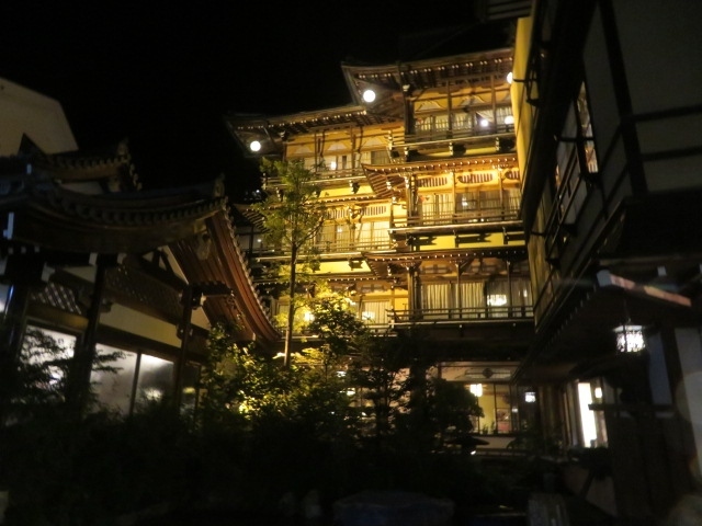 信州の湯田中渋温泉郷の渋温泉（山ノ内町）に行きました、渋温泉街の横湯川沿いにある「太陽館ヤマト屋」に宿泊して前日情緒ある温泉街を散策、九湯ある外湯（共同浴場）の内、笹の湯と初湯、目洗の湯にちょっとだけ入りました。<br /><br />渋温泉街にある各外湯（共同浴場）と旅館・お土産屋・饅頭屋などを見ながら歩きました、土曜日でしたので多くの観光客が外湯めぐりや手拭いにスタンプを押して歩いていました、夜もちょっとだけ歩いて金具屋のライトアップされた建物を見ました、温泉街、夜でもお土産屋が開いていました。<br /><br />湯田中渋温泉郷には8月10日に傳習館とらやの湯に宿泊して渋温泉街を見ました、湯田中渋温泉郷7か所目の宿泊となりました、今回はいつもの旅友と温泉旅行を楽しみました。