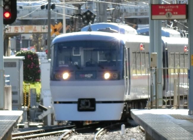 これまであまり乗ったことのなかった西武鉄道西武新宿線に乗ってみようと思い立ち、<br />せっかくだから、もう通勤電車はいいかな、と、特急に乗ることにしたのでした。<br /><br />前回（https://4travel.jp/travelogue/11650404）は東武、続いて今回は西武、ということで。<br /><br />川越の街歩きとか、本来はもっといくところ、見るところがもっとあるだろう、というご指摘は甘んじてお受けしたいと思います。<br />でも、このときは、これで、埼玉をあちこち見られたし、よかったな、と思っていたのでした。<br /><br />また、乗った時点では特に気にしていなかったのですが、もう今は、西武特急はレッドアローではないようで、その点、懐かしい画像としてご了承ください。