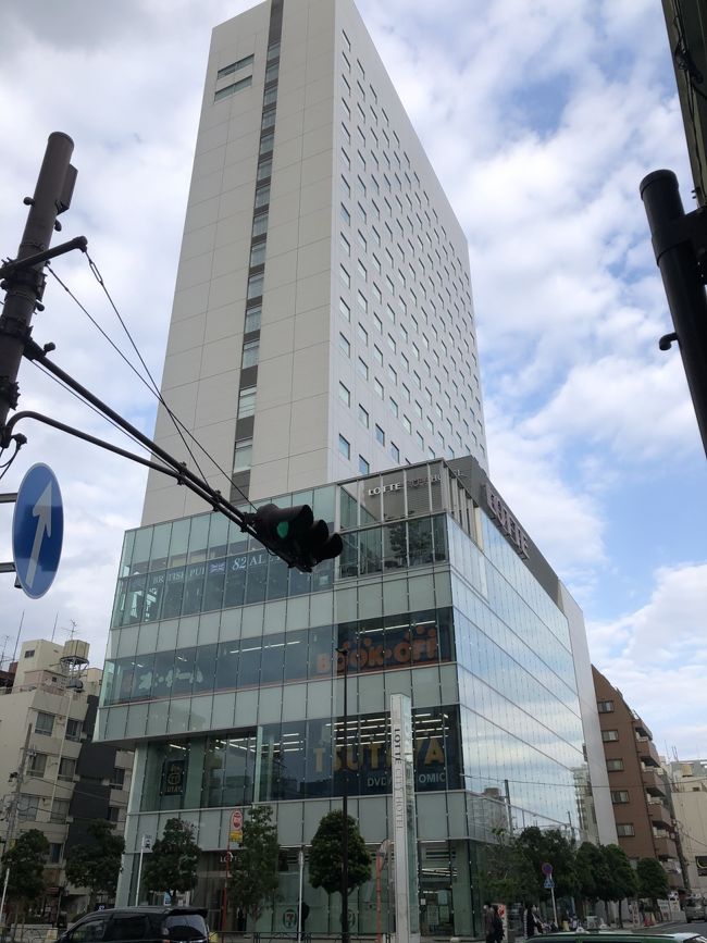 GoToトラベルが利用可能となり、せっかくの機会なので以前から気になっていたロッテシティホテル錦糸町に1泊してきました(^^)<br />今回は、【ハロウィン企画2020】おばけに連れ去られちゃった!マーチくん救出大作戦!!(素泊まり)というプランで宿泊してきました。<br />このプランで予約し、滞在する客室のどこかにいるマーチくんのぬいぐるみを見つけてフロントに連れていくと、引き換えでマーチくんのぬいぐるみとお菓子セットが1部屋につき1つずつ貰えます。(開催期間10月1日~10月31日)<br />欲を言えば、このホテルにあるコアラのマーチルームに宿泊してみたかったのですが、1名で宿泊プランを検索すると選択出来ず、今回はエリートシングルという客室に宿泊することにしました。