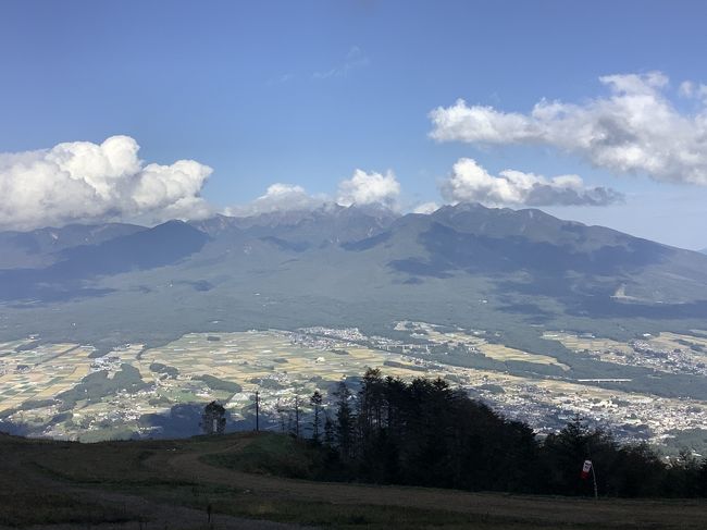 初秋を迎えた長野・富士見に日帰り出張があり、<br />午後から半日年休を取得して、半日でトレッキング・八ケ岳連峰のパノラマビュー・日帰り温泉を満喫してきた。<br /><br />＜トレッキング概要＞<br /><br />ＪＲ中央線・富士見駅下車<br />　　　↓<br />（タクシー１０分）<br />　　　↓<br />１２：００着　パノラマリゾート・ゴンドラ山麓駅（標高　1,050ｍ）<br />　　　↓<br />（ゴンドラ15分）<br />　　　↓<br />ゴンドラ山頂駅（標高　1,780ｍ）－トレッキングスタート<br />　　　↓<br />入笠湿原（標高　1,734ｍ）・花畑・入笠山登山口　<br />　　　↓<br />入笠山頂（標高　1,955ｍ）<br />　　　↓<br />入笠湿原（標高　1,734ｍ）－山ランチ<br />　　　↓<br />ゴンドラ山頂駅（標高　1,780ｍ）<br />　　　↓<br />（ゴンドラ15分）<br />　　　↓　　<br />ゴンドラ山麓駅（標高　1,050ｍ）－お土産：ルバーブジャム購入<br />　　　↓<br />（徒歩１５分）<br />　　　↓<br />日帰り源泉かけ流し温泉「ゆーとろん　水神の湯」<br />　　　↓<br />（タクシー１５分）<br />　　　↓<br />ＪＲ中央線・富士見駅<br />　　　↓<br />１６：３０発　特急あずさ44号で帰宅　