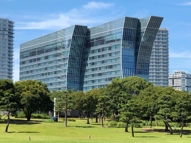 東京都民の私。まだGo ToトラベルキャンペーンもGo To Eatキャンペーンも<br />一度も利用していないのに、2020年10月9日にとんでもない記事を<br />目にしました。<br />何?Go Toトラベル事業が割引制限??じゃらんnetやYahoo!トラベル、<br />一休.comなど割引の上限を14,000円から3,500円に引き下げました。<br />楽天トラベルは利用回数を1人1回に制限とか・・・(汗)<br />(その後に元に戻されたようですが、いつまた変更があるか分からない。)<br /><br />◇ 横浜・みなとみらい『THE KAHALA HOTEL & RESORT YOKOHAMA』<br /><br />2020年9月23日に『ザ・カハラ・ホテル&リゾート横浜』がようやく<br />グランドオープン!<br />当初は2020年6月17日にオープン予定でしたが、新型コロナウイルス<br />感染拡大防止によりオープンが延期になりました。<br />『ザ・カハラ・ホテル&リゾート横浜』を運営している総合リゾート企業の<br />「リゾートトラスト(株)」がハワイ・オアフ島にある『THE KAHALA <br />HOTEL & RESORT』のグローバル展開の第1弾として、全世界に先駆けて<br />神奈川・横浜に誕生した『ザ・カハラ・ホテル&リゾート横浜』に<br />宿泊してきました ♪( ´ー`)⊃<br /><br />◆ 横浜・みなとみらい『ザ・カハラ・ホテル&リゾート横浜』1F<br />【THE KAHALA COLLECTION】<br /><br />ブティック【ザ・カハラ・コレクション】<br /><br />毎年訪れる大好きなハワイ。<br />昨年(2019年)のハワイ旅行でも購入したカハラホテルオリジナルの<br />「マカダミアナッツチョコレート」。<br />横浜に新規オープンした『ザ・カハラ・ホテル&リゾート横浜』でも<br />購入できるようになりました \(^o^)/<br /><br />ハワイ名物の普通のマカナッツチョコ(チョコの中にマカダミアナッツが<br />1粒入ったもの)が好きで、毎年行くたびにスーパーでお土産を買います。<br />以前から、カハラホテルの大人気マカナッツチョコは現地で購入しても<br />お高いし、チョコというよりもマカダミアナッツの主張が強いため、<br />そこまで熱烈に好きではありませんでした。<br />でも今年はハワイに行けないと言うこともあって、気分が上がらない。<br />せっかく『ザ・カハラ・ホテル&リゾート横浜』に宿泊するなら、少しでも<br />ハワイ気分に浸ろうと思い、購入することにしました。<br />しかし、「マカダミアナッツチョコレート」の予約やお取り置きは不可。<br />たとえ宿泊ゲストでも優先で『ザ・カハラ・ホテル&リゾート横浜』の<br />マカダミアナッツチョコレートが購入できる訳ではありません。<br /><br />1日目(宿泊日当日)は既に完売していました。<br />ブティック【ザ・カハラ・コレクション】のスタッフの方にお聞きすると<br />入荷商品や入荷数量は毎日異なるようで、宿泊者以外の方も多く、<br />皆さん朝から並ばれるそうです (;´∀`)<br />Go To トラベルキャンペーンで近隣のホテルに宿泊している方など<br />『ザ・カハラ・ホテル&リゾート横浜』の宿泊ゲスト以外の方も<br />マカダミアナッツチョコレートを購入できるので競争率が激しいです。<br />私は翌日、無事に手に入れることに成功しましたが・・・。<br /><br />2020年10月1日からは、Go To キャンペーン「地域共通クーポン」も<br />利用開始になるので、さらに手に入らなそう。<br />なお、『ザ・カハラ・ホテル&リゾート横浜』内のレストラン(計3施設)や<br />【THE KAHALA LOUNGE】では地域共通クーポンは使えないらしく、<br />ブティック【ザ・カハラ・コレクション】でのみ使用できるようです。<br />他にも色々と『ザ・カハラ・ホテル&リゾート横浜』のオリジナル商品が<br />販売されているので、人気商品を載せますね。<br />ちなみに、ベア(クマのぬいぐるみ)はありません。<br /><br />◆ 横浜・みなとみらい『ザ・カハラ・ホテル&リゾート横浜』14F<br />【THE KAHALA LOUNGE】<br /><br />ラウンジ&バー【ザ・カハラ・ラウンジ】<br /><br />◆ 横浜・みなとみらい『ザ・カハラ・ホテル&リゾート横浜』14F <br /><br />イタリア料理レストラン【RISTORANTE OZIO(リストランテ オッツィオ)】