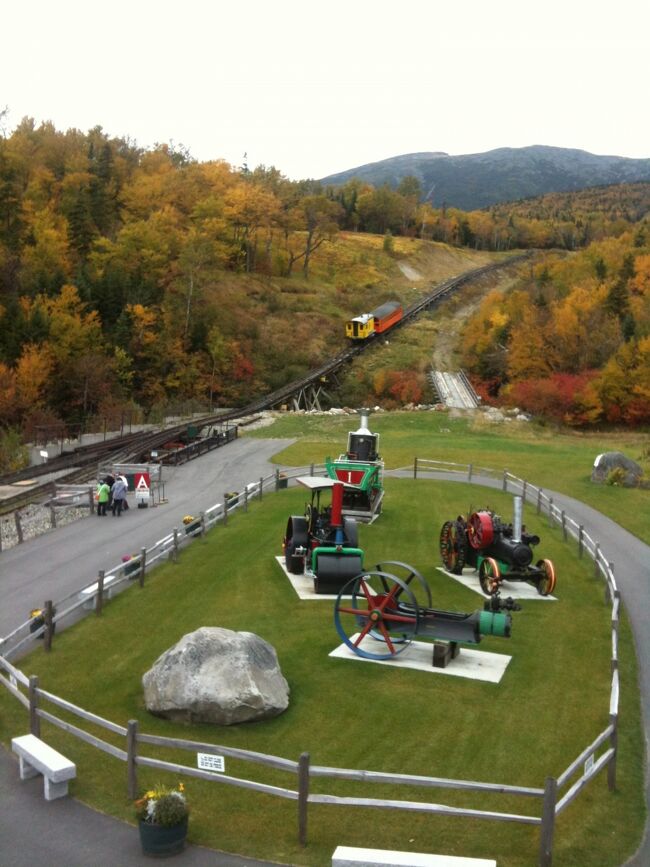 急こう配のワシントン山を歯車型の車輪で登る世界初の登山鉄道が有名な観光地になっています。車両の色も紅葉にマッチしていて、ぴったりの時期に来ることが出来ました。