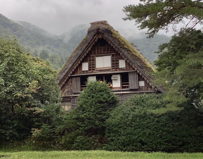 2日目はまず白川郷に向かいます。<br />昔は良く家族旅行の途中で立ち寄ってたんですがしばらく行ってなかったので新鮮でした。<br />せっかくもらったクーポンも使わないといけないんですが特に欲しいお土産もないので何に使おうか迷いました<br /><br />昼食後は高山に移動して高山の街を散策しました。