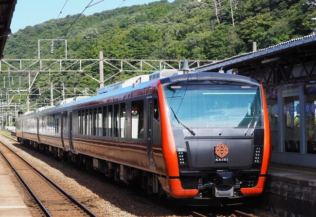 最近の旅行は,ほとんど飛行機。旅行=飛行機になっている。<br />旅行会社で、「”ちょっと”豪華な列車に乗りたいんです。」これを観光列車と言うらしい。いろんなパンフレットから選んだのがこちら「海里」!<br />海を見ながら食べるお料理♪とても楽しそう。∩´∀`)∩ <br />旅行会社には復路は「現美新幹線」を独自で組み合わせたいとプランを伝え、時刻の指定などして商品の発売を待っていました。<br />取れたとの連絡、「現美新幹線との時間もバッチリですよ。」という事で喜んでいたのだけど、<br />ふとHPを見るとその日は「現美新幹線」が運休?あわてて旅行会社に問い合わせε≡≡ヘ( ´Д`)ノ 他の日も探してくれたけど海側のペアシートが空いていなくて、「現美新幹線」は諦めました(-_-;) 12月でラストランなので乗りたかったな~<br />それでも、海里の海側ペアシートは最高!お料理も本当に美味しくて大満足の旅でした。<br />