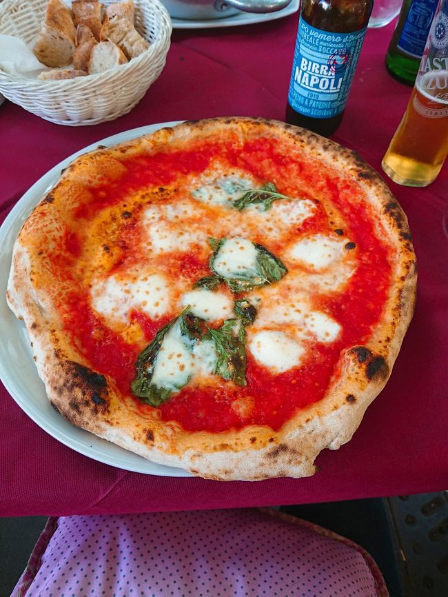 2019年7月にイタリアへ行きました。<br />旅行5日目朝からの旅行記です。<br /><br />カプリ島から次の宿泊地フィレンツェに移動しますが、<br />せっかくなので移動途中のナポリで観光します。<br />旅行計画時、ナポリ素通りしようか悩みましたがここまできたからには<br />観光しないともったいないと思いまして入れ込みました。<br /><br />街歩きするまではとてつもなくビビってました((( ゚д゚;)))<br />しかし実際歩いてみればそ、日中の明るい時間帯で人も多い場所であれば普段通りの注意で行動すればそこまで怖がる必要はなかったでした。<br /><br />この日は日曜日でナポリの有名どこのピザ店はほとんどが定休日。<br />行きたいお店があっただけにそれは残念でした。<br />そしてナポリ滞在時間が足りなかったです~(´Д⊂ヽ<br /><br /><br />ナポリ→フィレンツェはイタロのクラブ席に乗車しました。<br />予約は3/15、乗車日7/14<br />ダイヤ改正が絡んでたりで年明けから毎日イタロのサイト確認してたけど3/15から7月上旬以降の列車は予約開始となりました。<br />ちなみにトレニタリアも毎日見てましたけどこちらは3/23から予約可能となりました。<br />乗車曜日と時刻によって価格がだいぶ違ってました、日曜夕方は高め設定でしたね。<br />トレニタリアのスーパーエコノミーを狙うのであれば発売後1週間ぐらいで埋まってしまった便も多かったのでとにかく早めに取ることをオススメします。(←旅行日までサイトを度々チェックしてました笑)<br /><br /><br />コインランドリーでの洗濯予定を2回組んでいまして、フィレンツェはコインランドリーが街中にたくさんあってとても便利でした。<br /><br /><br />1日目 羽田発→仁川経由→ローマ着 (ローマ泊)<br />2日目 ローマからカプリ島に移動 (カプリ島泊)<br />3日目 カプリ島滞在 青の洞窟見学 (カプリ島泊)<br />4日目 カプリ島からポジターノ、アマルフィ観光 (カプリ島泊) <br />5日目 カプリ島→ナポリ半日観光後フィレンツェに移動(フィレンツェ泊)★<br />6日目 フィレンツェ郊外 アウトレットモール等行く (フィレンツェ泊) <br />7日目 午前中ピサ 午後フィレンツェ観光 (フィレンツェ泊)<br />8日目 チンクエテッレ観光 (フィレンツェ泊)<br />9日目 夕方までフィレンツェ観光後→ローマに移動 (ローマ泊)<br />10日目 ローマ観光 (ローマ泊)<br />11日目 ローマ観光 (ローマ泊)<br />12日目 14時半頃までローマ観光後空港へ、ローマ発→仁川(機内泊)<br />13日目 仁川着、韓国入国し焼肉食べアカスリ行く、仁川発→羽田着