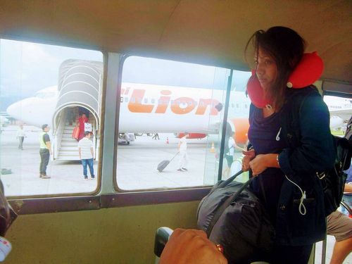 ネパールは ~ トリブバン 国際 空港 ~! ..... 昔 から ございます この 素朴な 田舎 空港 ..... この 空港には 銀行も ございますが、この 時には ひとつ だけそれは ~! ...... 悪い 例の インド人 達とは 違いネパール人 は みな ~ 最後の 押しが とても弱い ...... だから 絶対に 儲からない お土産屋そして 旅行 産業これが 昔からの わたくし の ネパールに 対する 印象で ありますが