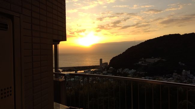 お義母さんから近くでいいから温泉行きたいねと・・・<br />近場の、飯山、七沢温泉でいいよ・・・<br />嬉しい囁きが・・・<br />でもねGO TO東京解除でどこも空きなし、何とか空いていた、かんぽの宿熱海本館、ちょっと遠いけど我慢してね、お義母さん高齢だから食事して温泉入って観光なしだけど、いいんです。<br />奥さんは不満らしいけど・・・<br />という訳でいつも通り適当旅です・・・