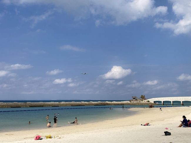 「Go To Travelキャンペーンで行くヤケクソ沖縄旅行」<br /><br />2020年10月16日(金)~18日(日)<br />沖縄本島 糸満市<br />ANA477便 羽田15:40~18:15那覇<br />ANA472便 那覇16:30~19:00羽田<br />宿泊先 サザンビーチホテル&リゾート沖縄<br />https://www.southernbeach-okinawa.com/<br /><br /><br />ついに東京都も解禁になった「ゴートゥートラベルキャンペーン」を利用して、今年初の飛行機旅行!<br />大好きな?ANAに少しでも貢献できればと思い「飛行機で行く!」ってことを最優先にして旅行先を決めました。<br />今回はキャンペーンを利用するためANAのツアーで予約をしました。<br />Go Toキャンペーンの旅行代金は割引率が変わる前に予約は完了していましたので割引率は約35%<br />飛行機代+宿泊費(朝食付き、プレミアムクラブルームなのでラウンジが使用可)<br />一人@\76,800のところ@\50,300なんと\26,500もお得!<br />そして現地で使える地域限定クーポンが旅行代金の15%分11,500円が貰えました。<br />なので食事代+お土産代まで助かっちゃいました(^^)/<br />実質、基本旅行代金の半額で遊べたことになりますよね! 本当にお得です!!<br />パーセントで割り引かれるので、当然普段泊まれない高いホテルに人気が集中するのは分かります。<br />「Go To Travelキャンペーンで行くヤケクソ沖縄旅行」の予算としては最高でした!<br />なぜヤケクソなのか?それはちょっと言えないのですが、とってもヤケクソなのでありました(笑)<br /><br />初日16日金曜日は会社を早上がりさせて頂き羽田空港のラウンジゆっくりと読書<br />飛行機も順調に飛び沖縄へ<br /><br />那覇空港に着きゆいレールで県庁前駅まで。<br />国際通りをぶらぶらしながら夕飯は「ステーキハウス88」のテンダーロインステーキ400gと当然オリオン生ビール一丁!<br />A1ソースをかけて頂きました。<br />赤身でやわらかい美味しいお肉でした(^^)/<br /><br />9時過ぎにチェックイン。<br />事前にリクエストをしてツアーで取ったところよりもより広い部屋にして貰いました。<br />9階のハーバービューの部屋。オーシャンビューではないので景色はイマイチかもしれませんが東側なので朝日がきれいに見えました。<br /><br />17日土曜日 晴天<br />朝食はブッフエ。<br />コロナ対策もばっちりマスク着用のうえビニール手袋をしてお料理を取ります。<br />私は沖縄料理を中心におかずをチョイス。食べ過ぎてしまうほど美味しく頂きました。<br />朝食後ラウンジへ向かい朝からスパークリングワインを頂きました(笑)<br />とにかくのんびりするのが贅沢と!この日は一日海とプールでゆっくり。<br />一度またラウンジによってパンケーキを頂き、またプールサイドで読書とお昼寝。<br />この日東京は大雨で寒かったようですがこちらは気温28℃日光浴日和でした(笑)<br />夕飯もホテルのブッフエ三線の生演奏を聴きながらゆっくりと食事。<br />沖縄料理の他、アジアン料理など趣向の凝らした料理もあり美味しく楽しめました。<br />あまりにもまったりしていたので写真を撮るのを忘れてしまいました(笑)<br /><br />18日日曜日 晴天<br />今朝もブッフエ。昨日食べ過ぎたので今朝は注意をしながらの朝食(笑)<br />最終日なので那覇へ買い物に行きました。<br />一度空港へ行きロッカーに荷物を預けてからゆいレールで牧志駅まで。<br />国際通りをぶらぶらしていました。<br />観光客もまだまだなのでしょうか?!国際通りもガラガラでした。<br />お昼ご飯は建て直し中の牧志公設市場の仮店舗で。<br />やっぱりオリオン生を頂きながら沖縄料理を楽しんできました。<br />那覇空港のANAラウンジはきれいになったのですね!<br />以前は窓から飛行機が見えたのですが窓が無くなってしまいちょっと残念。<br />滞在中の食事と土産はほぼクーポンで賄えたのでとってもお得な気分を味わえた旅行でした。<br />とにかく、ヒト、モノ、おカネを動かし一日も早く経済を刺激しないとダメですね!<br />そんなことが実感できる沖縄旅行でした。<br />よし次はどこへ行こうかな?!<br /><br />